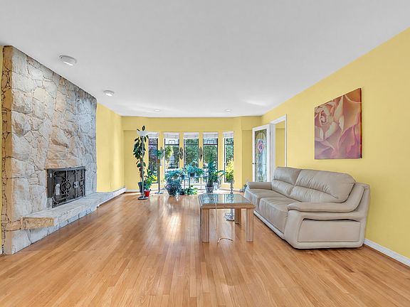 3rd image of 137 Woodstock Ave W
