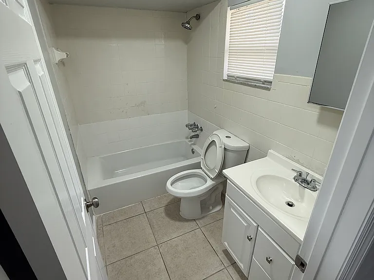 908 Lora St #A — Photo 9