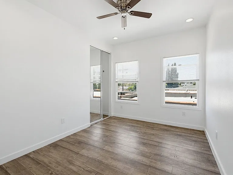1050 W 57th St — Photo 27