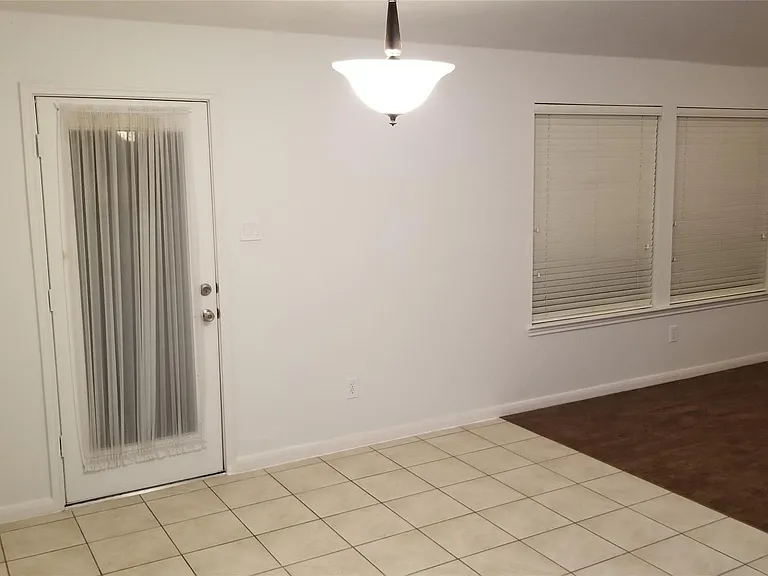 935 Rock Springs Dr — Photo 5