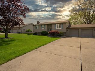 54 Forest Hill Dr, Hubbard, OH