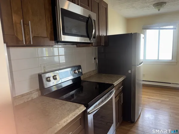 250 N Bishop Ave APT 27, Bridgeport, CT 06610