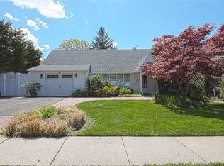 12 Edgewood Dr, Syosset, NY 11791