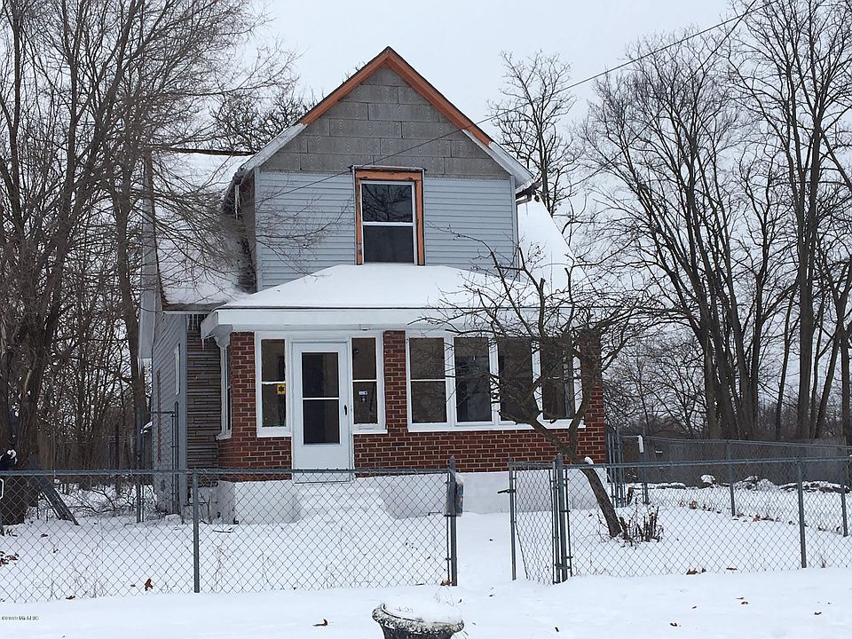 2nd image of 92 Oak St