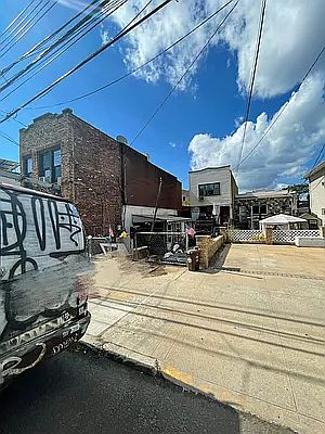 2nd image of 2568 W 15th St