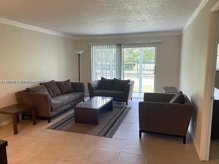 950 Hillcrest Dr #102 — Photo 3