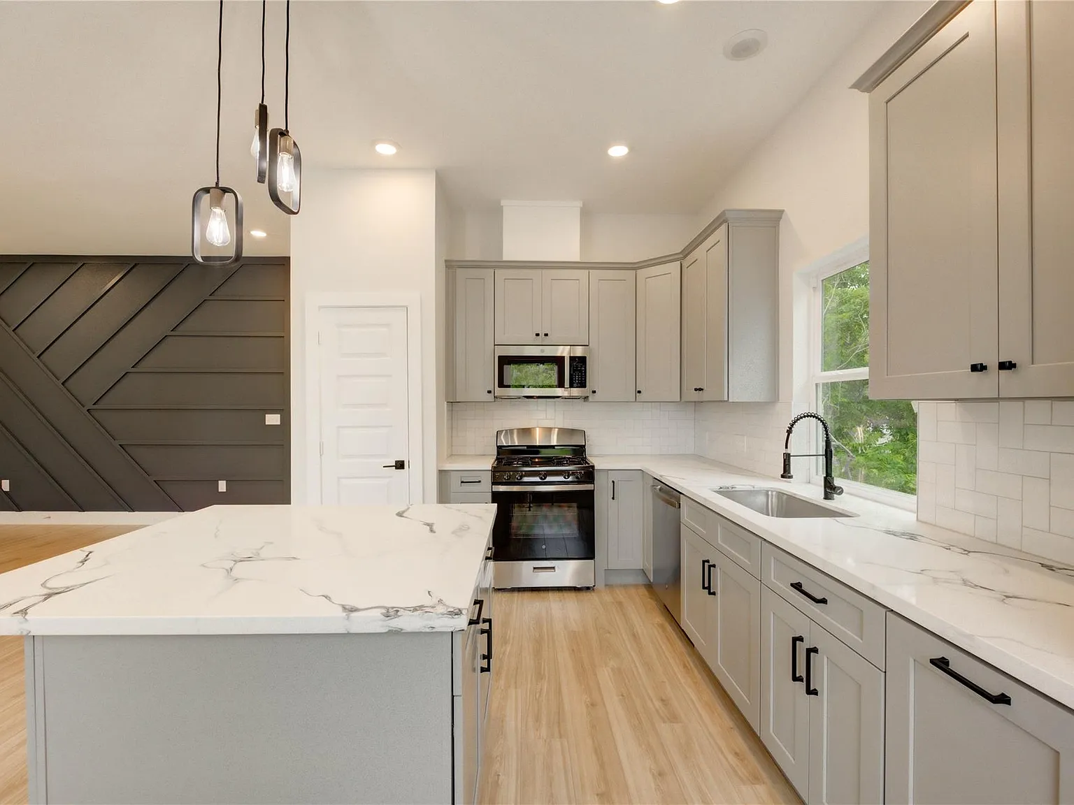 3 bed, 2.0 bath, 1300 sqft, $2,195 — Photo 4