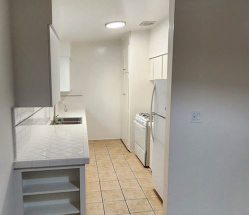 5th image of 1311 N Sycamore Ave #10