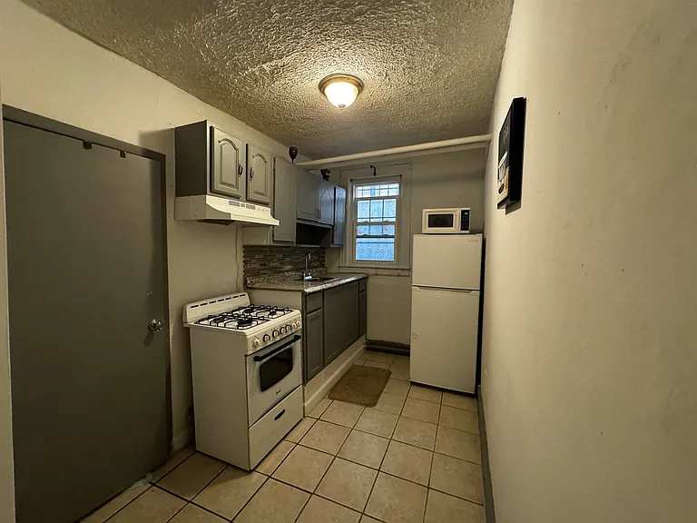816 19th St #4 — Photo 3