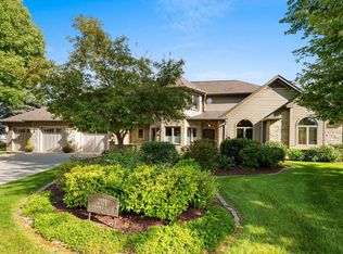 2101 Hunters Ridge Ct, Manitowoc, WI 54220