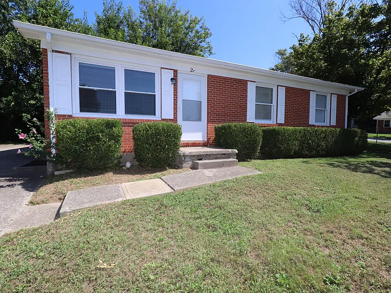 212 Foxwood Dr — Photo 1