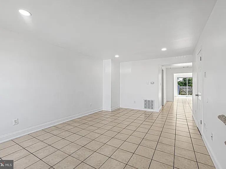 1134 Providence Ct — Photo 3
