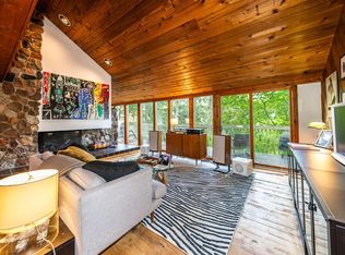 343 S Lower Gardens Rd, Fontana, WI 53125