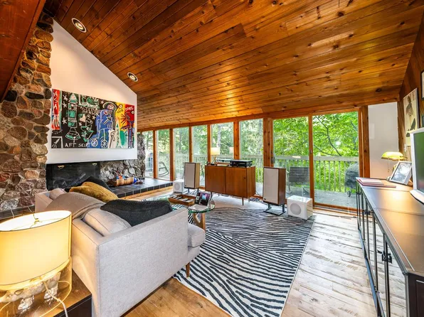 343 South Lower Gardens ROAD, Fontana, WI 53125