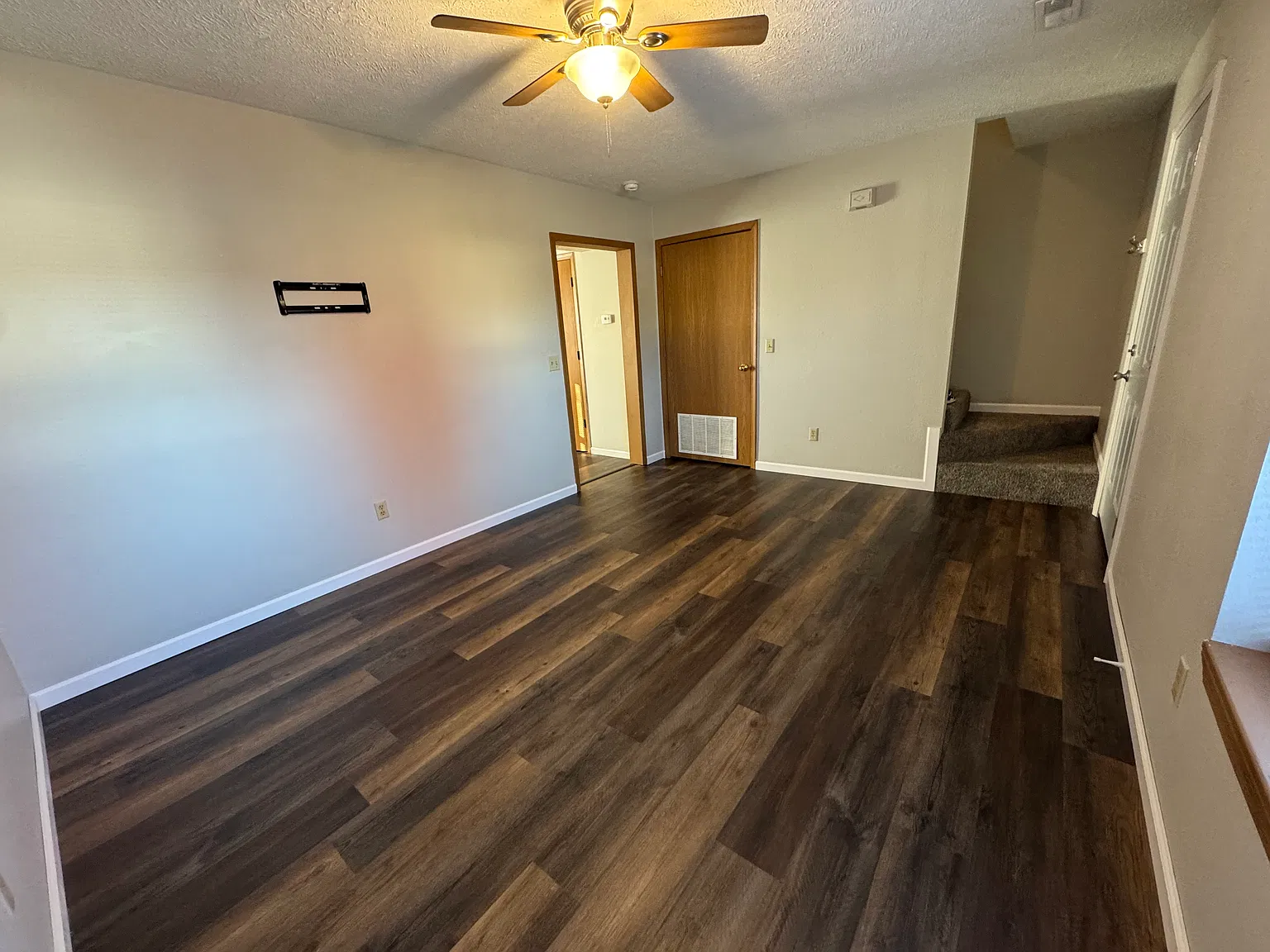 143 W Terrace Ct — Photo 3