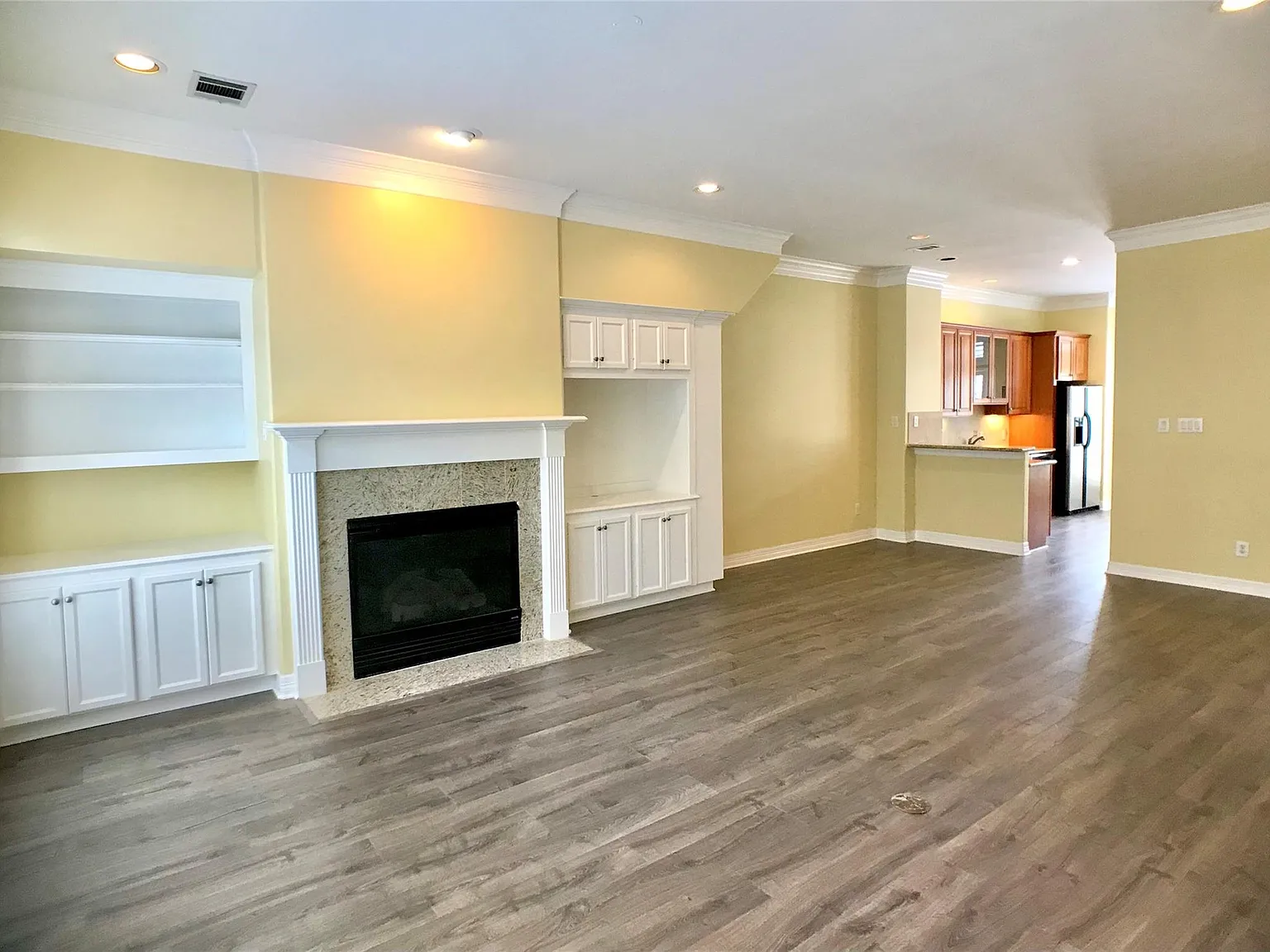 3 bed, 3.5 bath, 2384 sqft, $3,400 — Photo 4