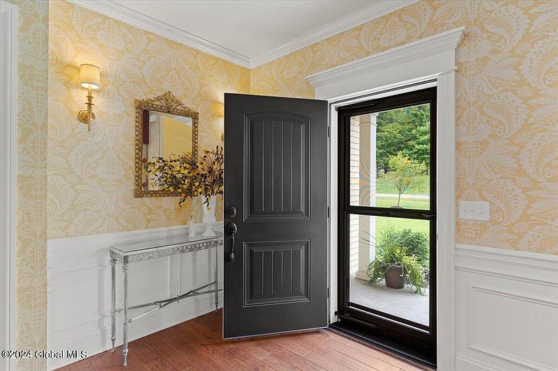 4th image of 2 Corinne Court