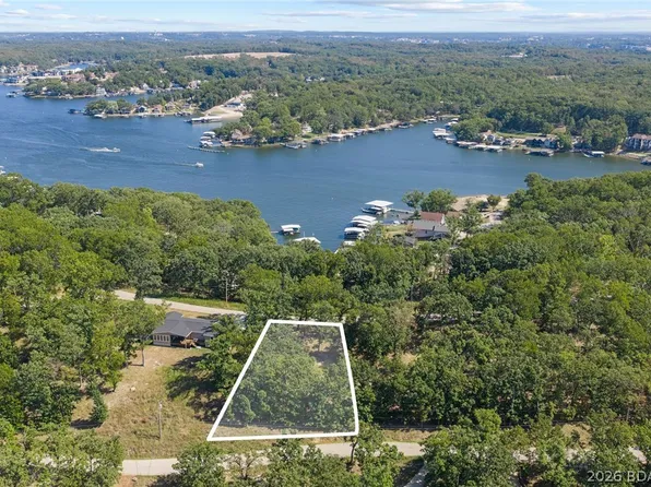 4 Chimney Poin, Sunrise Beach, MO 65079
