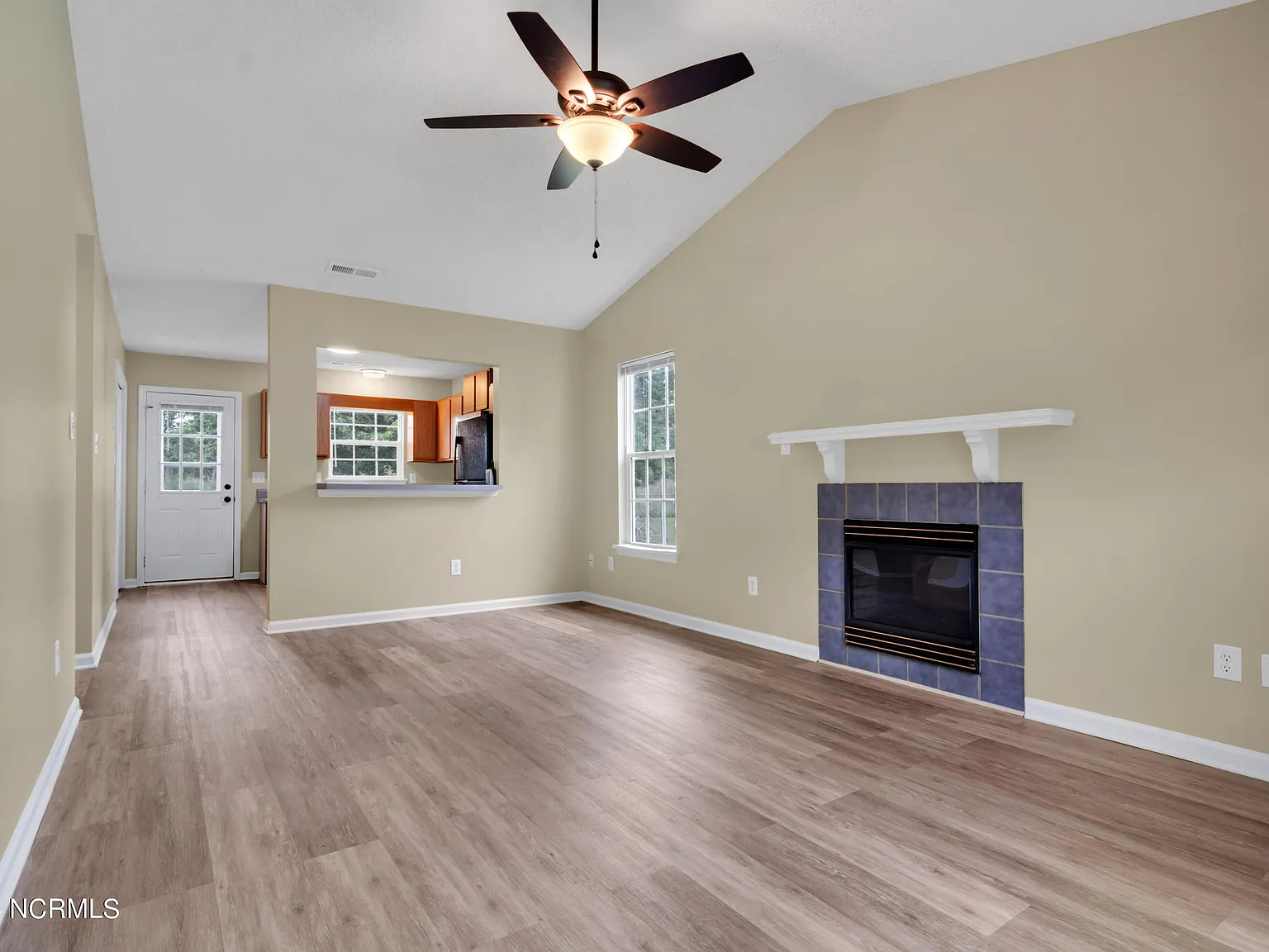 2 bed, 2.0 bath, 882 sqft, $1,250 — Photo 3