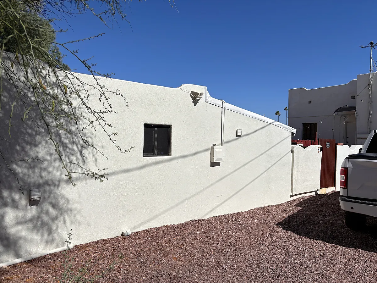 Building Photo - 1305 E 9th St #4