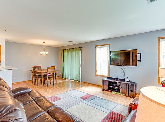 5th image of 279 Ashbury Ln W