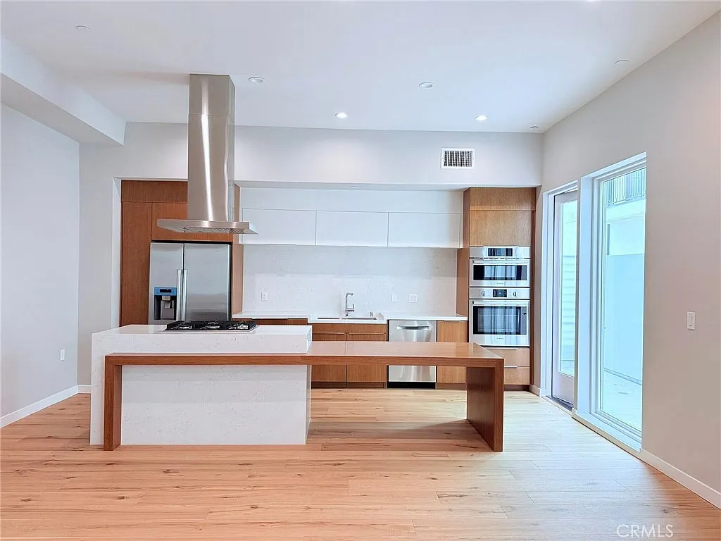 3 bed, 3.5 bath, 2017 sqft, $8,000 — Photo 4