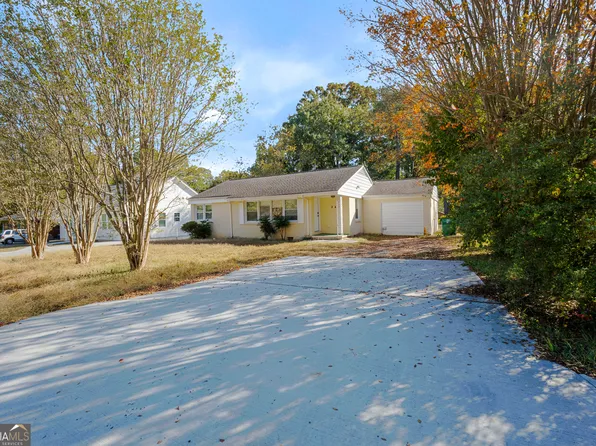 843 White Oak Dr, Forest Park, GA 30297