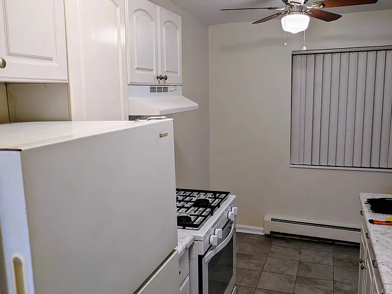 353 W Hawthorne Cir — Photo 7