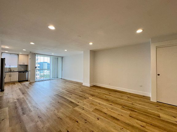 3rd image of 10751 Wilshire Blvd APT 1404