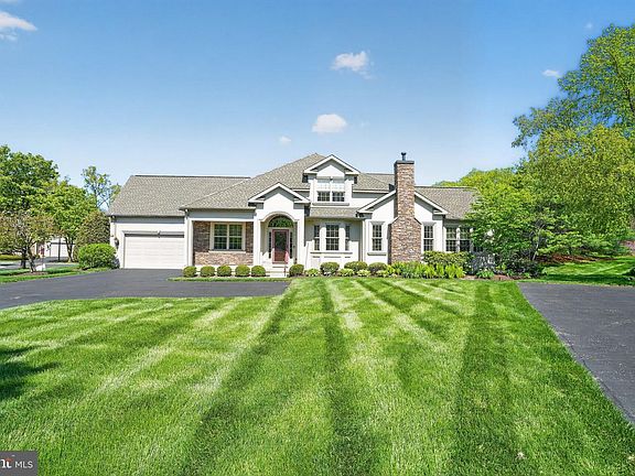3rd image of 285 Country Club Dr
