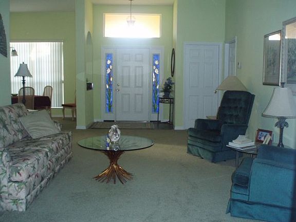 Spacious living room 