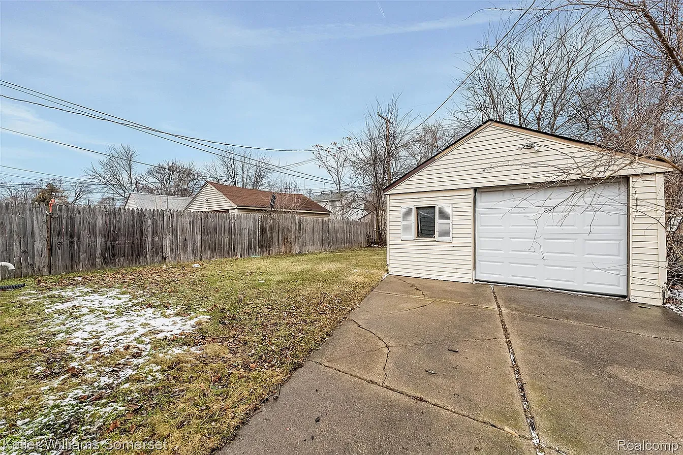 3 bed, 890 sqft, $1,300 — Photo 4