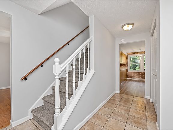 4th image of 72 Boxwood Ln