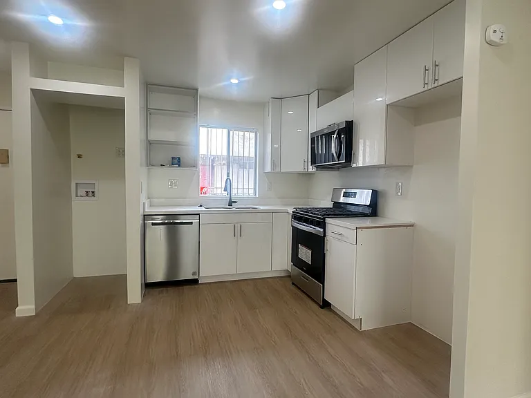 Gramercy Apartments — Photo 24