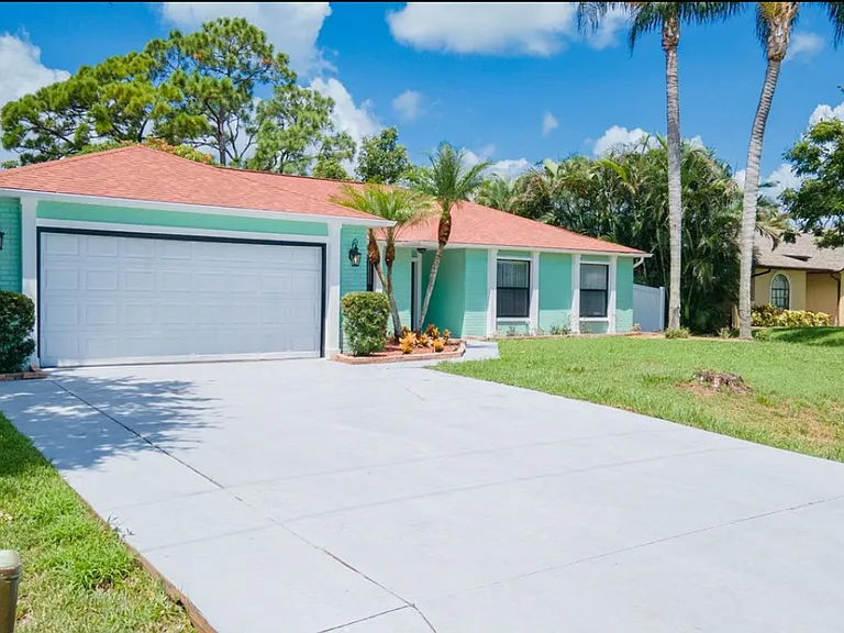 2024 SW Monterrey Ln — Photo 2