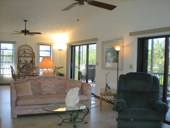 3rd image of 221 Bougainvillea St