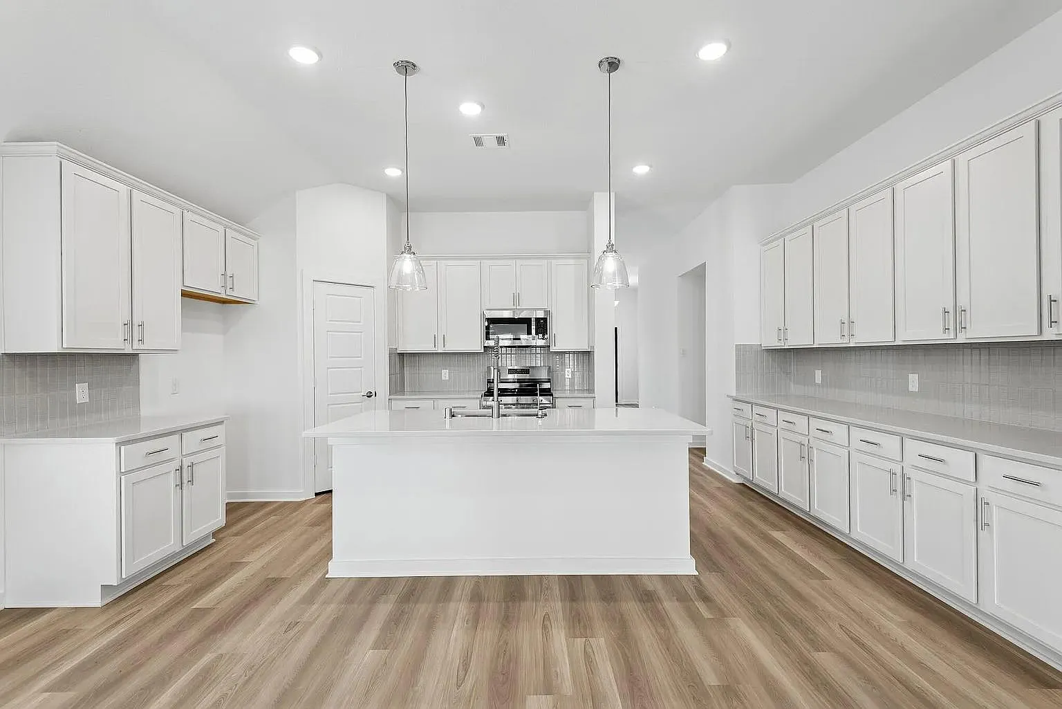 4 bed, 3.0 bath, 2348 sqft, $2,750 — Photo 2