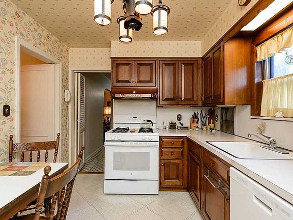 3rd image of 8233 217th St