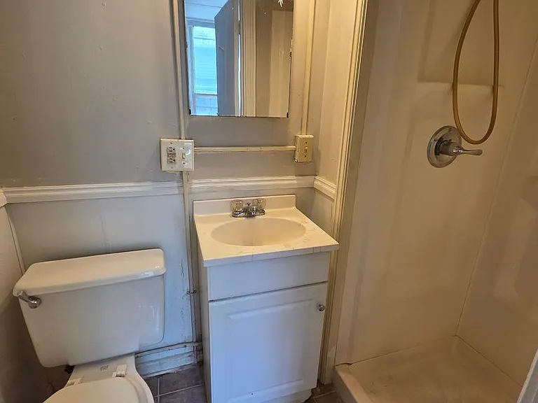 519-521 E 6th St #4 — Photo 5