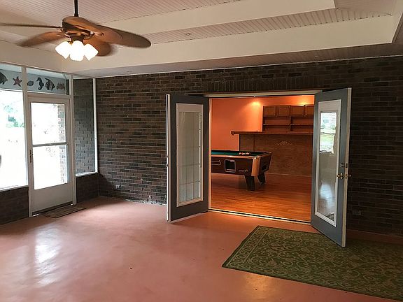 LARGE ENTERTAINING AREA