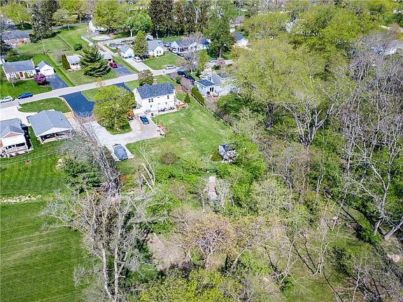 3rd image of 1066 Meadow Dr
