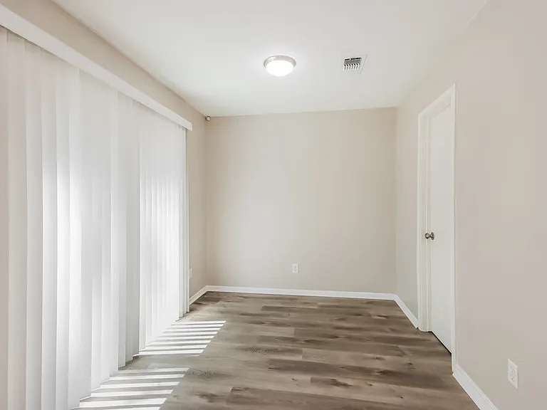 18450 Hollow Oaks Cir — Photo 8