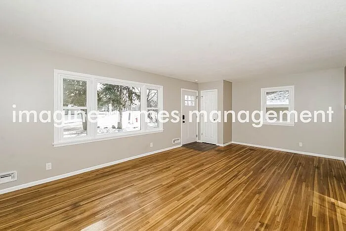 3 bed, 1.0 bath, 1050 sqft, $2,295 — Photo 3