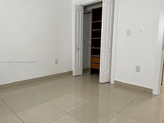 5th image of 330 W 40th Pl