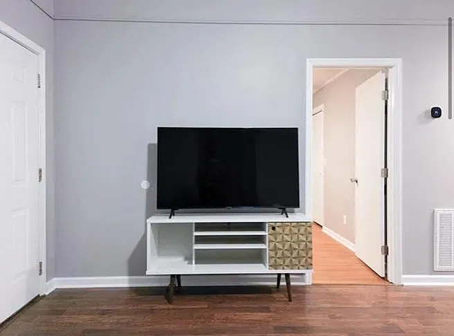 356 Kingview Drive - A — Photo 3