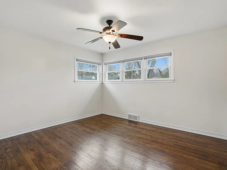 831 Loyola Dr — Photo 20