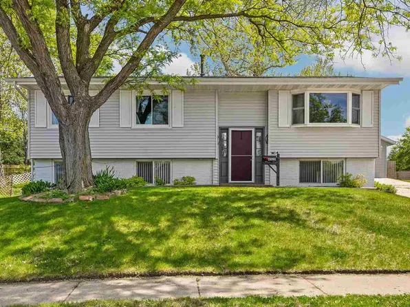 4520 Sugar Pine Dr NE, Cedar Rapids, IA 52402