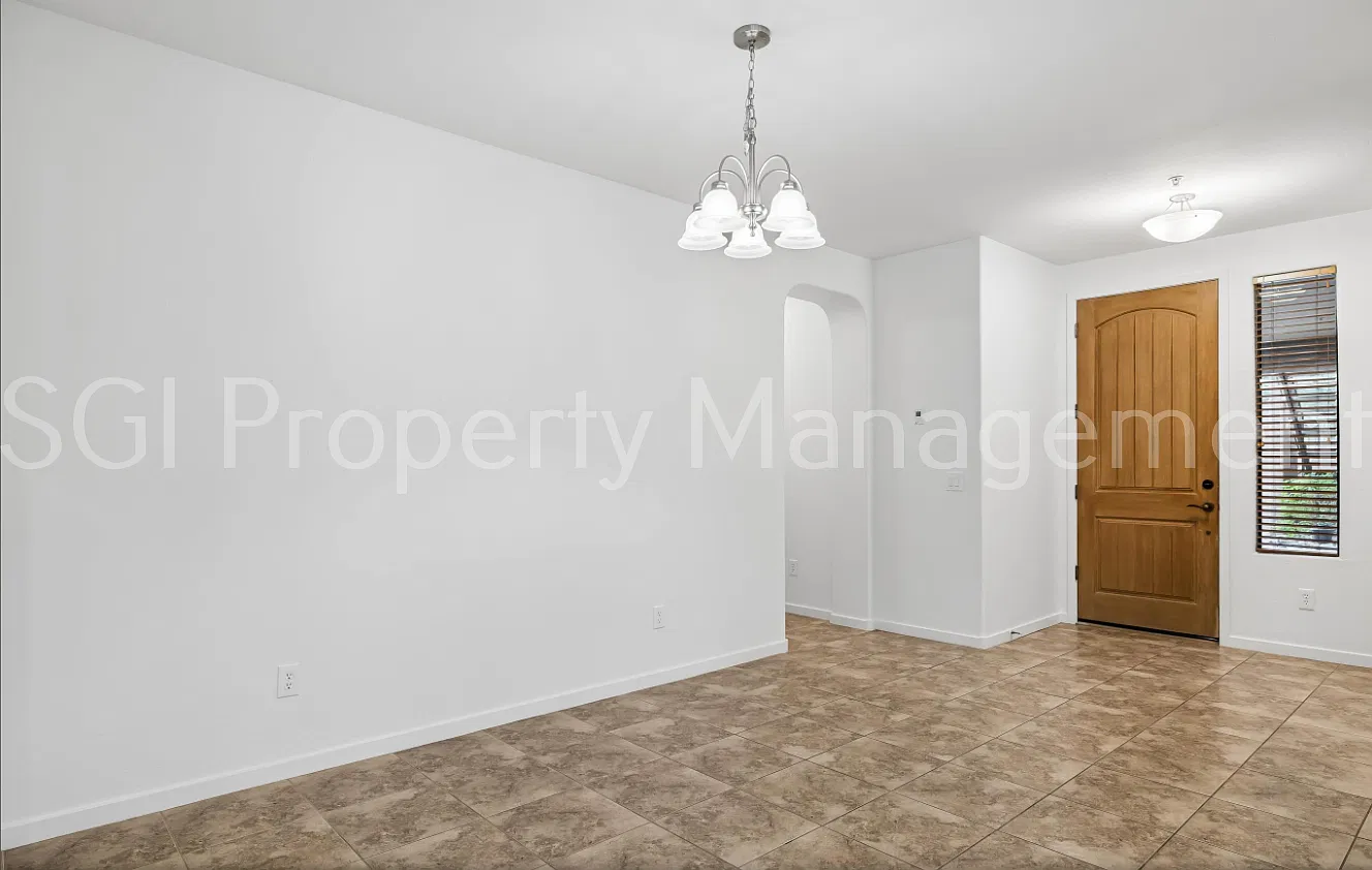 Resort style ground level unit in exclusive Scottsdale community — Photo 3