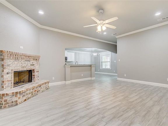 5th image of 654 Meadow Park Dr