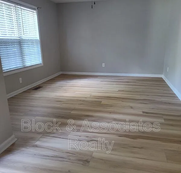 1228 Winslow Ave — Photo 3